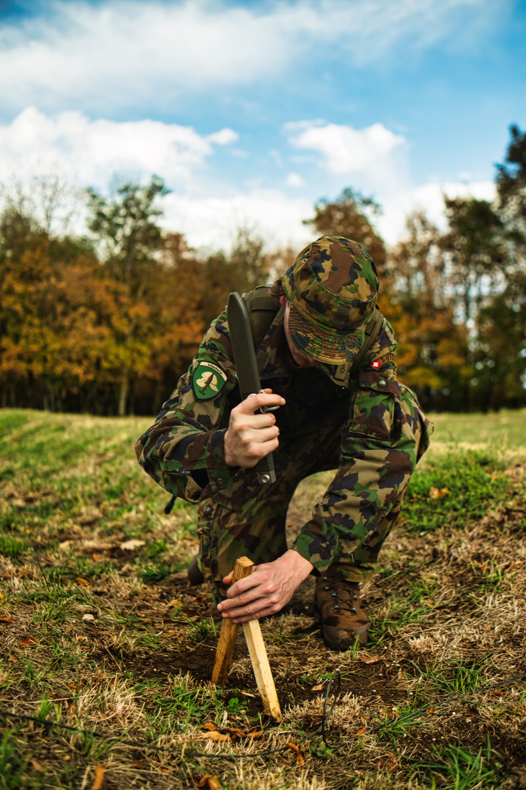 Building a bivouac with a machete in the field