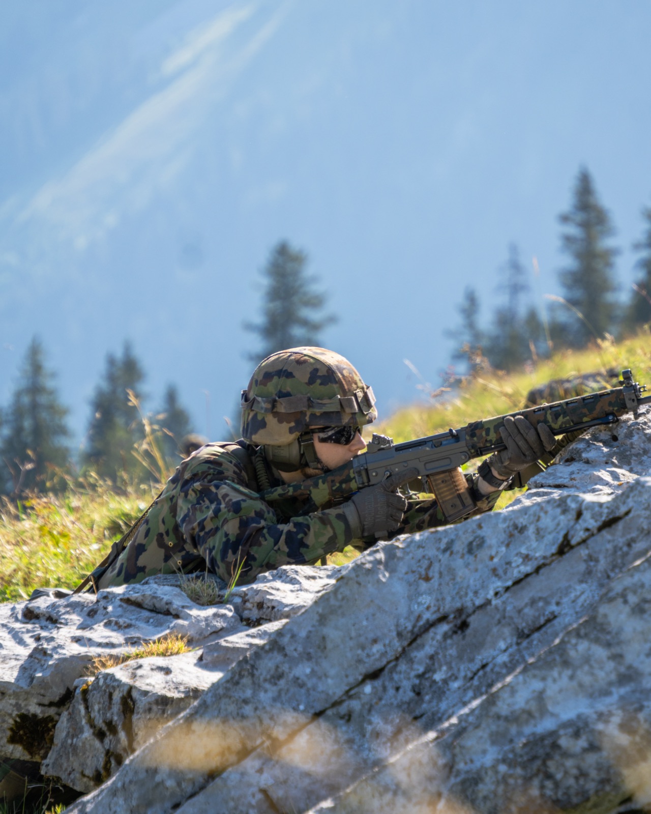 Soldat bei der Schiessausbildung im Fels